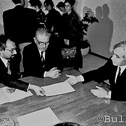 1992 - Sofia - President Zhelyo Zhelev hands the mandate for the DPS government to its leader Ahmed Dogan with Lyuben Berov as Prime Minister