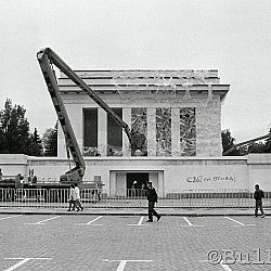 1992 - Sofia - Wrapping of the Mausoleum of Dictator Georgi Dimitrov